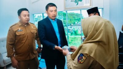 Pj Bupati Heri Serahkan 1.500 KTP Elektronik