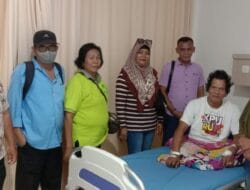 STM Nasional Wartawan Kunjungi Suami Efri Lince Silitonga Sakit