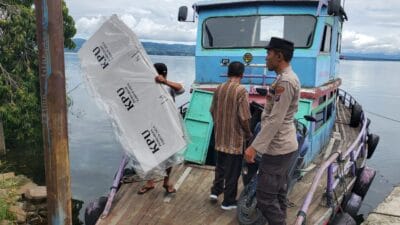 Polres Samosir Seberangi Danau Toba Kawal Ketat Pendistribusian Logistik Pilkada 2024