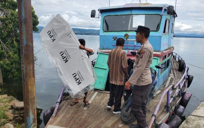 Polres Samosir Seberangi Danau Toba Kawal Ketat Pendistribusian Logistik Pilkada 2024