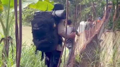 Memacu Adrenalin, Poldasu Kawal Logistik Pilkada Lintasi Jembatan Gantung di Nias Barat