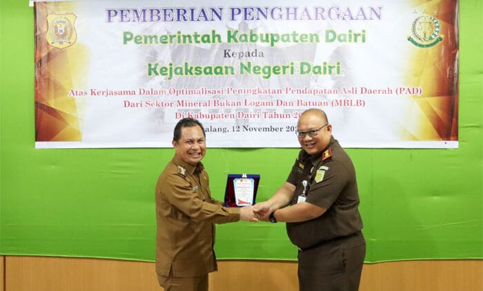 Pemkab Dairi Beri Penghargaan ke Kejari Dairi