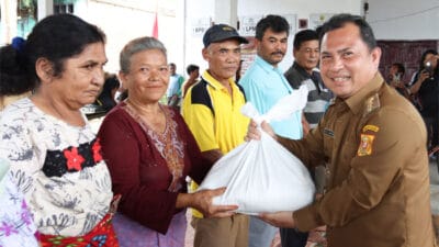 Pj Bupati Dairi Serahkan Bantuan Pangan dan Dokumen Adminduk