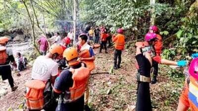 Dit Samapta Polda Sumut Lanjutkan Evakuasi Korban Banjir Bandang di Desa Martelu