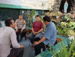 Polsek Palipi dan Tokoh Agama Katolik Jaga Keamanan Rapat Pleno KPU Samosir