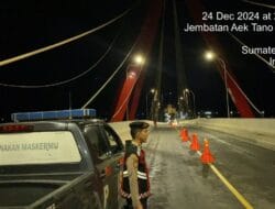 Personel BKO Polda Sumut dan Polres Samosir Pastikan Ibadah Malam dan Karnaval Natal Aman