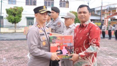 Kapolres Samosir Berikan Bingkisan Natal 2024 Kepada KB Kristen Polres