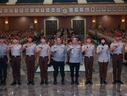 Kadivhumas Berikan Pin Brivet Kepada 10 Taruna Akpol dengan Nilai Sertifikasi Kehumasan Terbaik