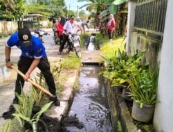Kades Tanjung Kubah Bersihkan Parit Tersumbat Bersama Warga