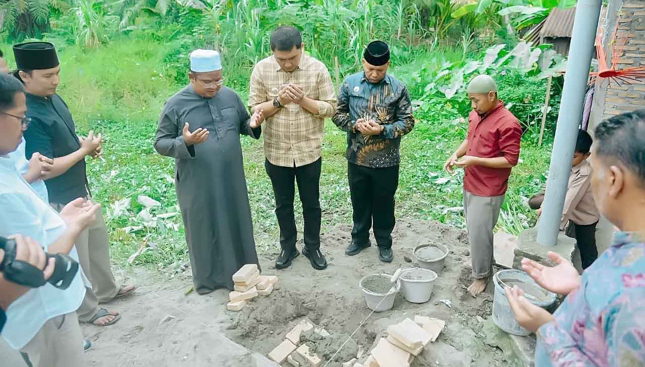 Pj Bupati Heri Berikan Bantuan Bedah Rumah Guru Mengaji