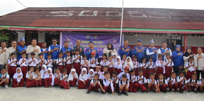 Ditpolairud Polda Sumut Gelar Bakti Sosial Makan Bergizi Gratis untuk Siswa SD di Kampung Nelayan Seberang