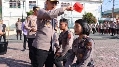 Kapolres Siram Air Kembang Sambut Bintara Polres Samosir