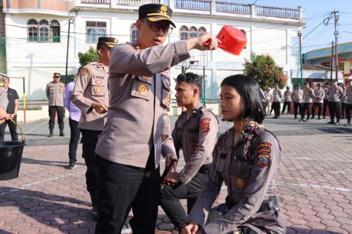 Kapolres Siram Air Kembang Sambut Bintara Polres Samosir