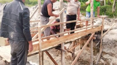 Bhabinkamtibmas Desa Unjur Bangun Jembatan di Rumah Dikelilingi Parit