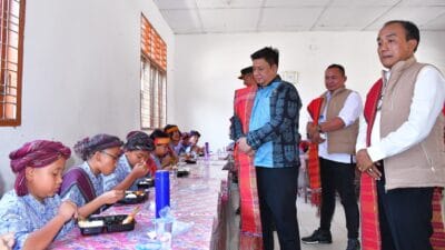 Bupati Samosir Bersama DPC Gerindra Berikan Makanan Bergizi Kepada Pelajar SMPN 1 Pangururan