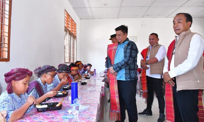 Bupati Samosir Bersama DPC Gerindra Berikan Makanan Bergizi Kepada Pelajar SMPN 1 Pangururan