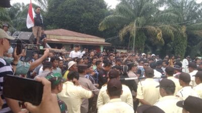 Ratusan Aksi Massa Demo Kantor PTPN IV Kebun Sei-Baruhur Torgamba