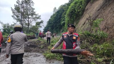 Polres Tanah Karo Bersihkan Material Longsor dan Atur Arus Lalu Lintas di Barus Jahe