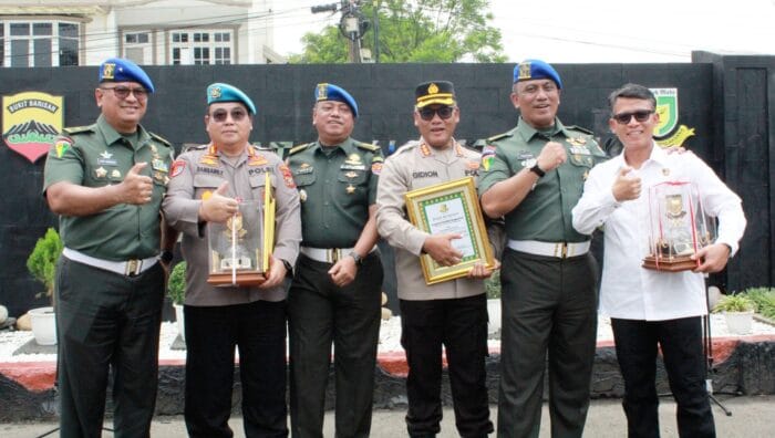 Kabid Propam Polda Sumut Terima Penghargaan dari Komandan Puspomad Pomdam I/BB