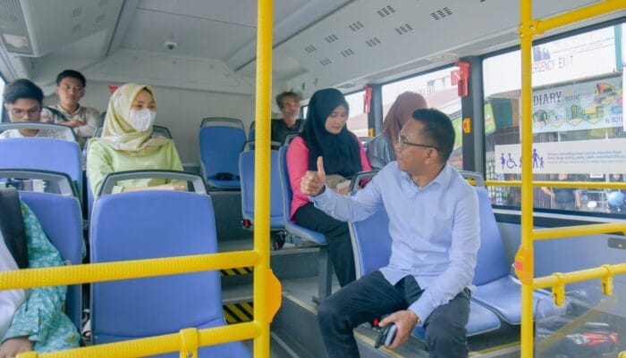 Wakil Wali Kota Medan Gunakan Bus Listrik Berangkat ke Kantor
