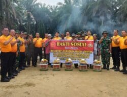Polres Labusel Bersama TNI Bersihkan TPU dan Salurkan Bansos Sambut Ramadan