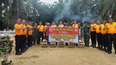 Polres Labusel Bersama TNI Bersihkan TPU dan Salurkan Bansos Sambut Ramadan