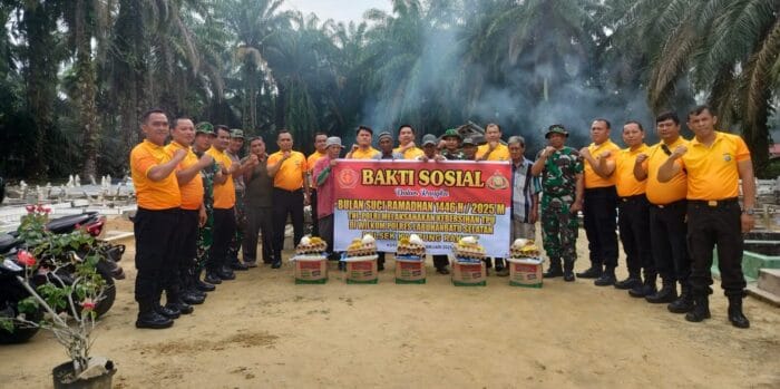 Polres Labusel Bersama TNI Bersihkan TPU dan Salurkan Bansos Sambut Ramadan