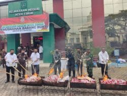 BC Langsa Bersama Kejari Aceh Timur Musnahkan Rokok Ilegal