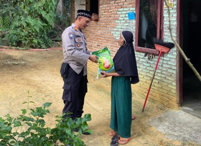Kapolres Labusel AKBP Arfin Fachriza Salurkan Bansos Kepada Masyarakat Kurang Mampu
