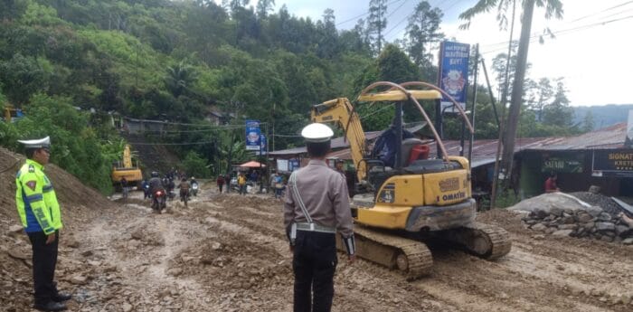 Sinergi Polres Simalungun, TNI, Pemkab dan Masyarakat Simalungun Pulihkan Parapat dari Banjir