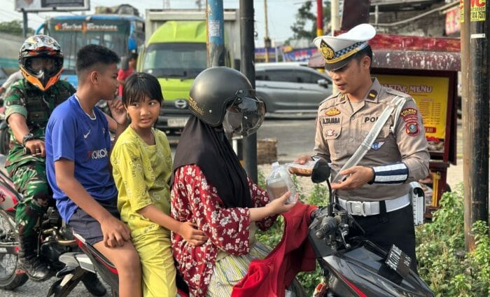 Satlantas Polres Batu Bara Berbagi Takjil di Bulan Ramadan Kepada Pengguna Jalan