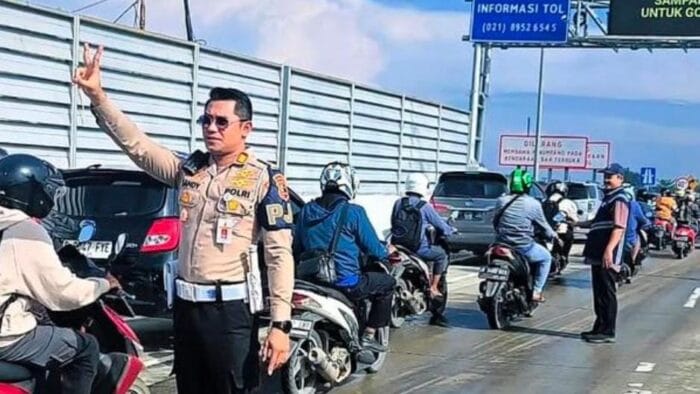 Polantas Kawal Ratusan Pemotor Masuk Tol Karena Banjir Bekasi