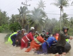 Banjir di Nisel, Polisi Bantu dan Evakuasi Warga dengan Sigap