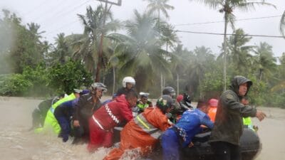 Banjir di Nisel, Polisi Bantu dan Evakuasi Warga dengan Sigap