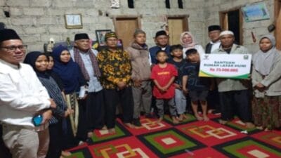 Ketika Bupati Jon Pandu Serahkan Bantuan Baznas, Arjoni Menangis Haru