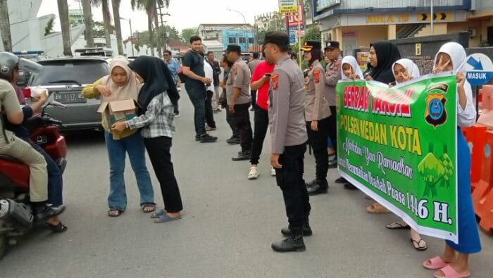 Raih Berkah Bulan Ramadan Jajaran Polsek Medan Kota Berbagi Takjil