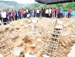 Wabup Samosir Letakkan Batu Pertama Pembangunan Salib Suci