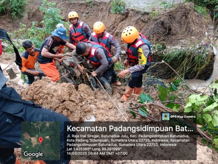 Brimob Polda Sumut Bersihkan Longsor di Padangsidimpuan