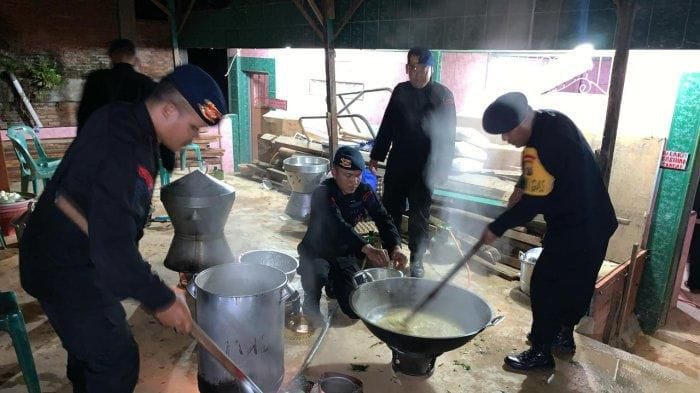 Brimob Polda Sumut Dirikan Posko dan Dapur Lapangan Pascabanjir Bandang di Padangsidimpuan
