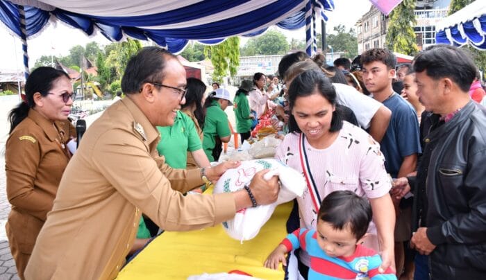 Warga Pangururan Antusias Serbu Gerakan Pangan Murah di Taman Sitolu Hae Horbo