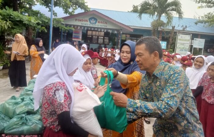 SDN 107405 Sei Rotan Berbagi Ceria Kepada Sesama Lewat Program Infak dan Sedekah
