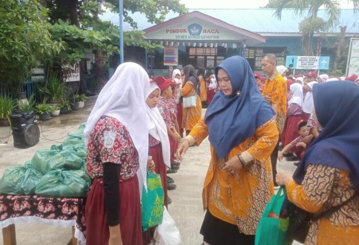 SDN 107405 Sei Rotan Berbagi Ceria Kepada Sesama Lewat Program Infak dan Sedekah