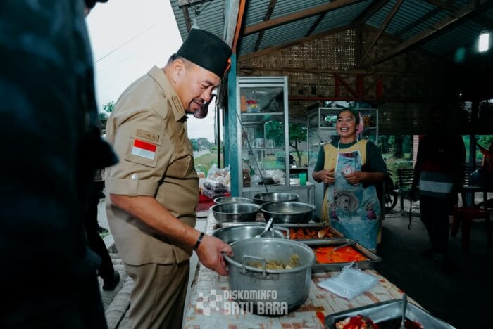 Kebahagiaan Ibu Sulpiati Disambangi Bupati Batu Bara
