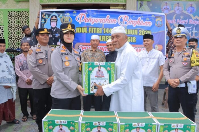 Kapolres Samosir AKBP Rina Frillya Serahkan Bingkisan Idulfitri