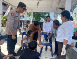 Personel Pos Yan Polres Samosir Berikan Pertolongan Kepada Wisatawan Luka