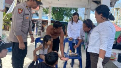 Personel Pos Yan Polres Samosir Berikan Pertolongan Kepada Wisatawan Luka