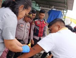 Personel Pos Pelayanan Simpang 4 Polres Samosir Bantu Warga Medan Terjatuh
