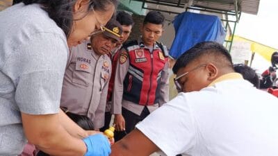 Personel Pos Pelayanan Simpang 4 Polres Samosir Bantu Warga Medan Terjatuh