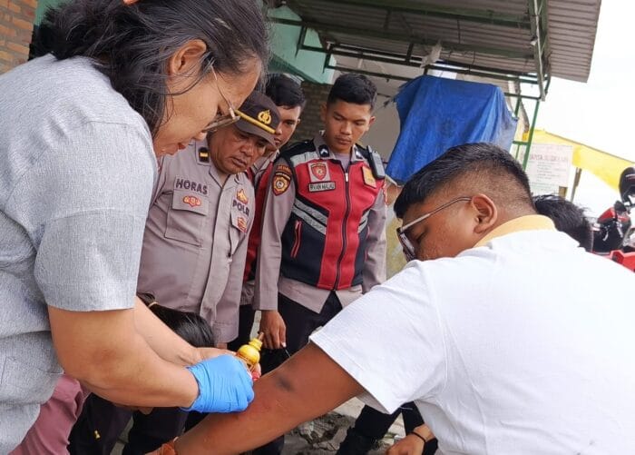 Personel Pos Pelayanan Simpang 4 Polres Samosir Bantu Warga Medan Terjatuh