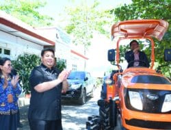 Bupati Samosir Serahkan Bantuan Alsintan Sumber Dana APBN 2025